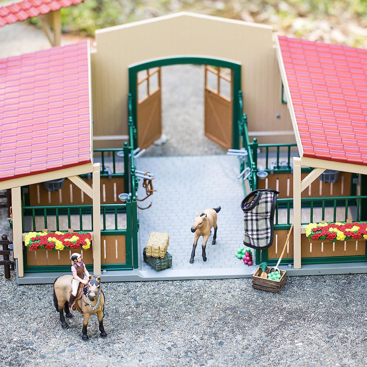 Schleich Farm World - Stable with Horses and Accessories - Kids 3+ | 42195