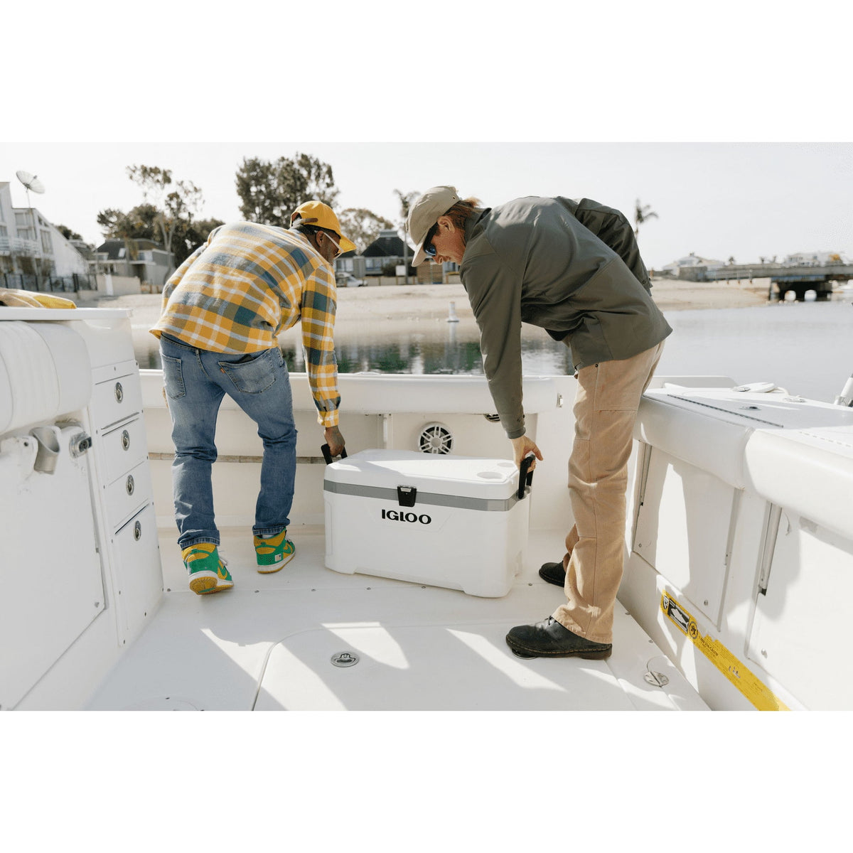 Igloo 70 Qt Latitude Marine Ultra, White and Moonscape